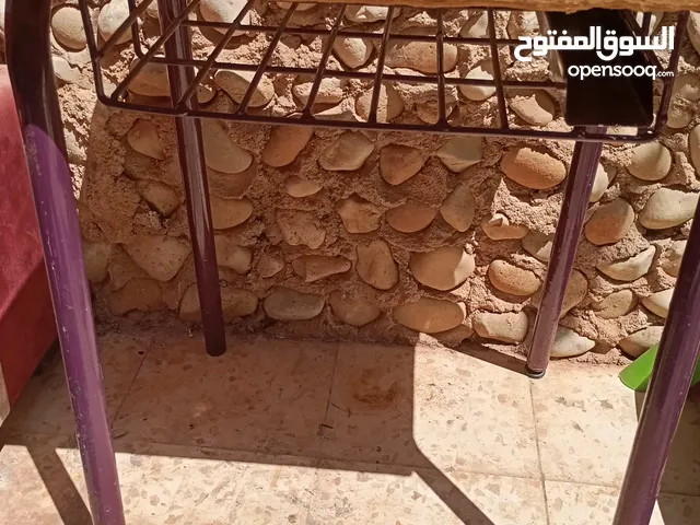 طاولة تصلح لدراسة أو للكمبيوتر