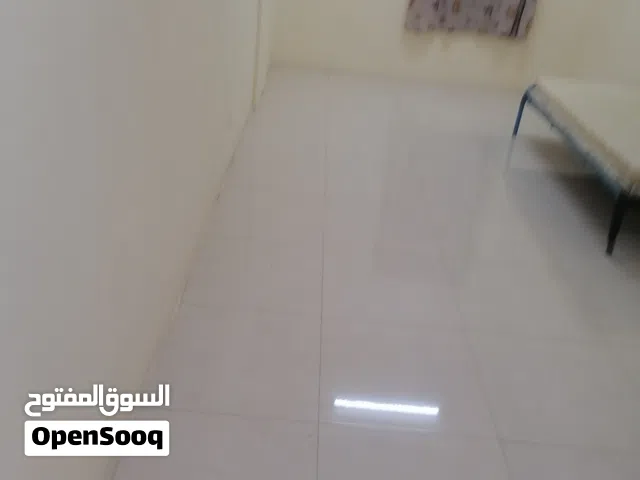 غرفة نوم واسعه للايجار لها حمام خاص بها بارد سخن صالة واسعة يوجد مصعد الشقة بدور الاول  موقف  خاص