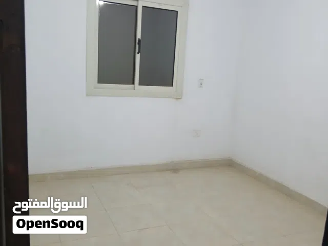 شقه بميدان رمسيس بجوار مسجد الفتح شارع كلوت بيه تصلح سكني او اداري غرفتين وصاله وحمام ومطبخ تشطيب سو