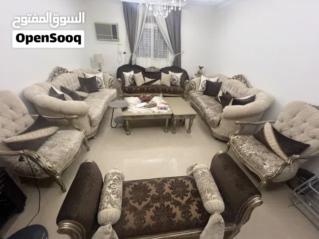 طقم كنب عدد 12 شخص بحالة ممتازة