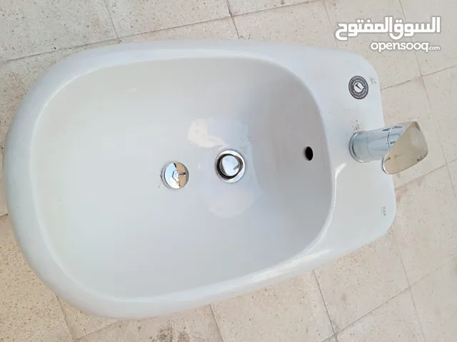 موجود مغسلة ومقعدة حمام