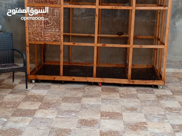 مطير لطيور متنقل مصنوع من الخشب