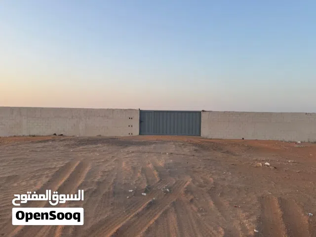 للبيع ارض صناعية في مدينة العين مفقر1 مساحة الارض 200/200 تصريحها مستودع وسكن عمال وشركة الارض مسورة