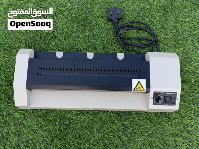 هذا الجهاز هو آلة تغليف حراري. يتميز بتصميم بسيط وعملي وهو مصمم لتغليف المستندات والوثائق حال ممتازه