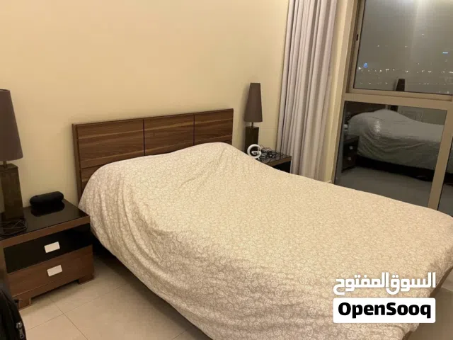 Selling a complete modern 5-piece Queen Bedroom Set- Rarely used: غرفة نوم نظيفة