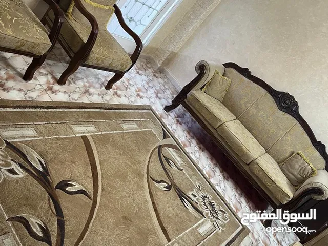 طقم كنب خشب زان 7 مقاعد بحالة جيدة مع سجادة تركي للبيع