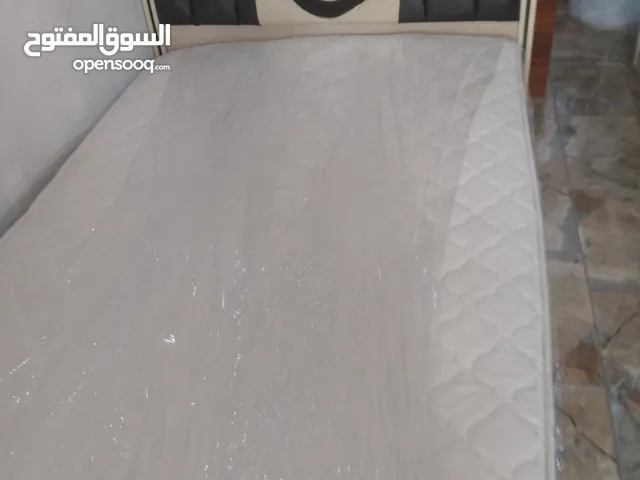 سرير بحال الجديد. مع فرشتو.