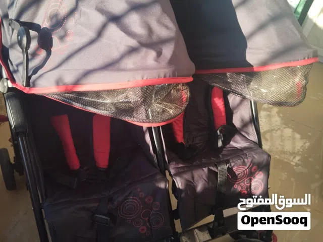 عربة أطفال توأم استعمال بسيط بحالة ممتازة