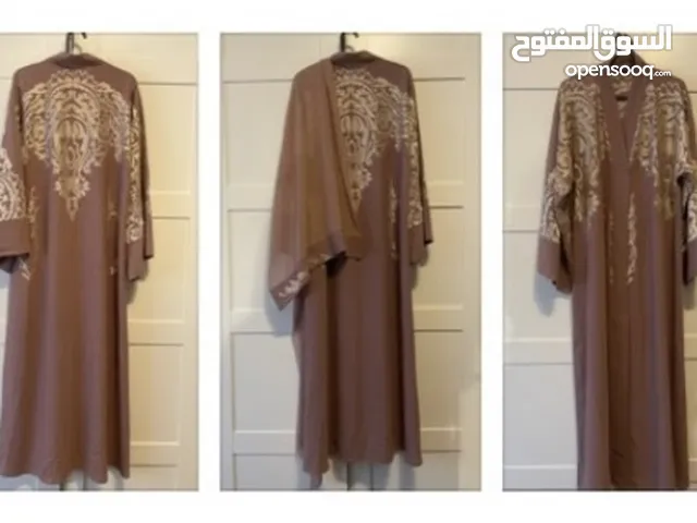 عباية أنيقة لون مميز من درجات الروز جولد مطرزة باللون الذهبي مقاس 54