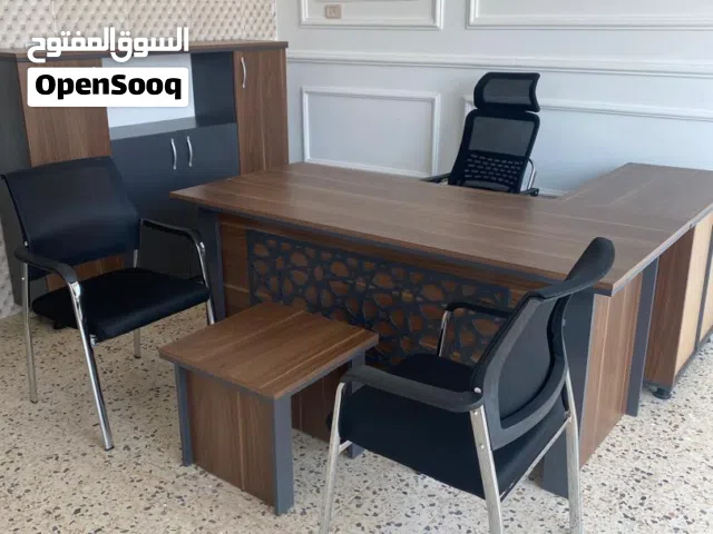 مكتب و ثلاثة كراسي مكتبيه