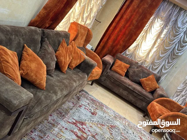 كنب موديرن لون قرميدي و بني بحالة ممتاز عدد 7 مقاعد +صوفا خشب زان +برادي بحال جيدة نفس لون الكنب