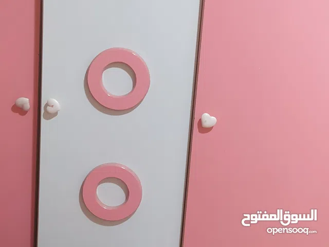 غرفة نوم أطفال ثنائيه للبيع اثنين سرير مع خزانه و كمادينه وتسريحه واحده