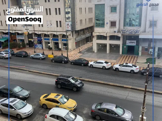 مكتب مميز جدا للايجار في موقع استراتيجي مطل على الشارع الرئيسي وحيوي
