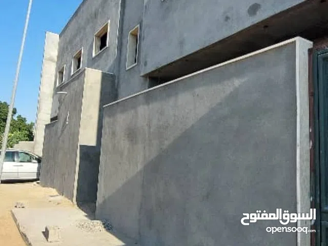 مبنى من دورين مساحته 475م على الطريق  الرئيسي في القرقني