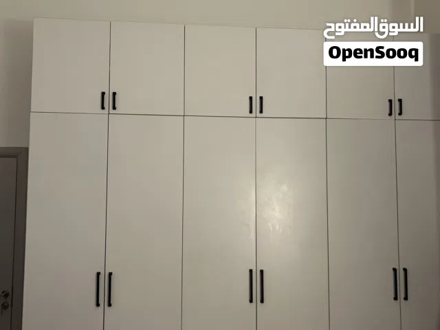 كبت خشبي بحجم كبير اللون ابيض