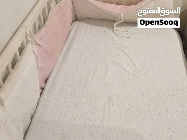 سرير مع المرتبه نظيف جدا يكفى الطفل لخمس سنوات قوى ويتحمل
