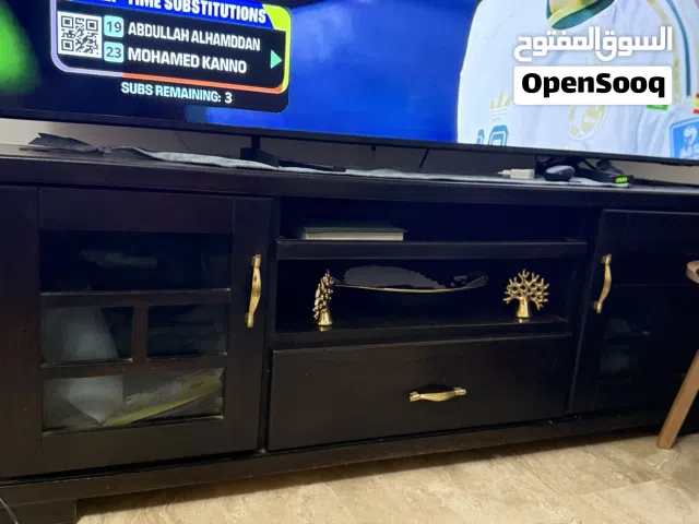 طاولة وسط مع طاولة شاشة بحال وكالة