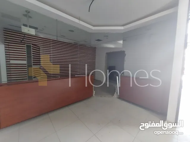 معرض للايجار ذات موقع حيوي في شارع عبدالله غوشه , مساحة الكلية 950 م