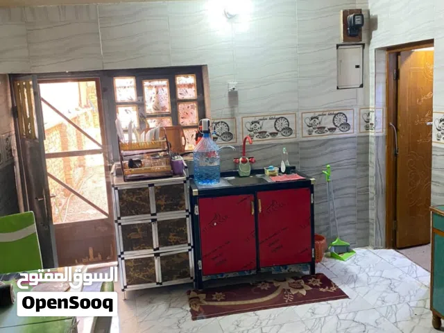 بيت ركن على شارعين موقع تجاري مساحه 340 يحتوي لبيت على شقه خارجيه وحديقه كبيره وكراج وغرف 3 وصاله وم