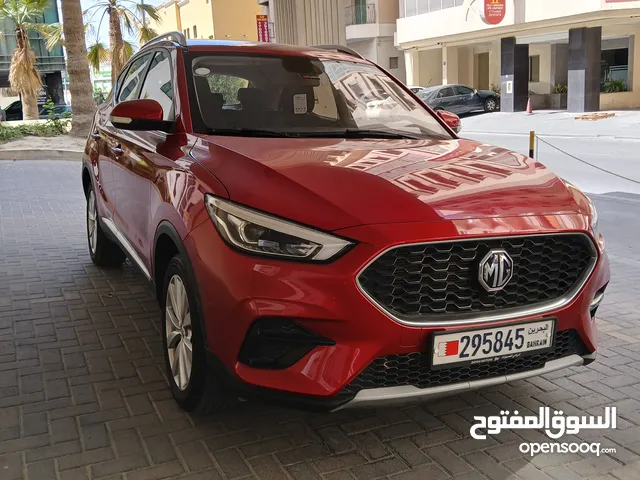 MG احمر من خارج و من داخل احمر و اسود يوجد يومي واسبوعي وشهري العديد من السيارات الصغيرة و الكبيرة