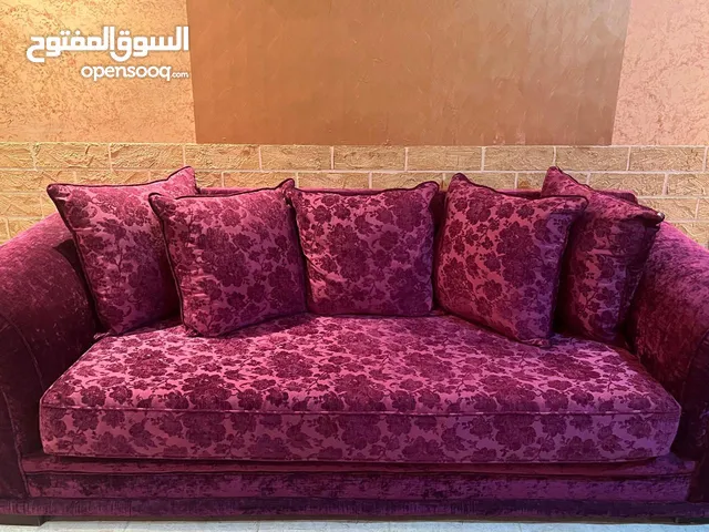 طقم كنب مع سجاده وطاولات للبيع وملحقات أخرى