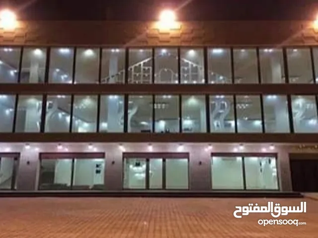 مبنى تجاري ثلاث طوابق وفيلا في حي الدولار عالرئيسي وقدامه باركي