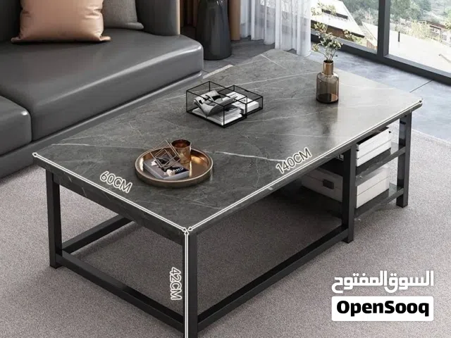 فخامة التفاصيل وأناقة التصميمطاولة وسط عصرية بسطح رخامي أنيق وهيكل معدني متين ، تضيف لمسة راقي