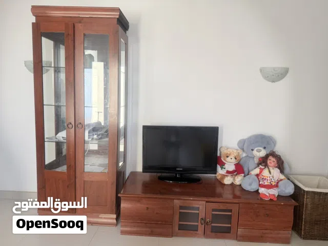 طاوله تلفاز مع خزانه جانبيه وتلفاز