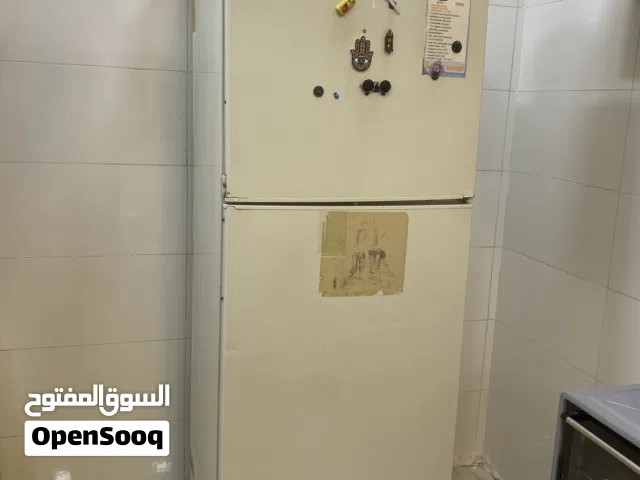 ثلاجه كبيره ونضيفة وشغاله للبيع