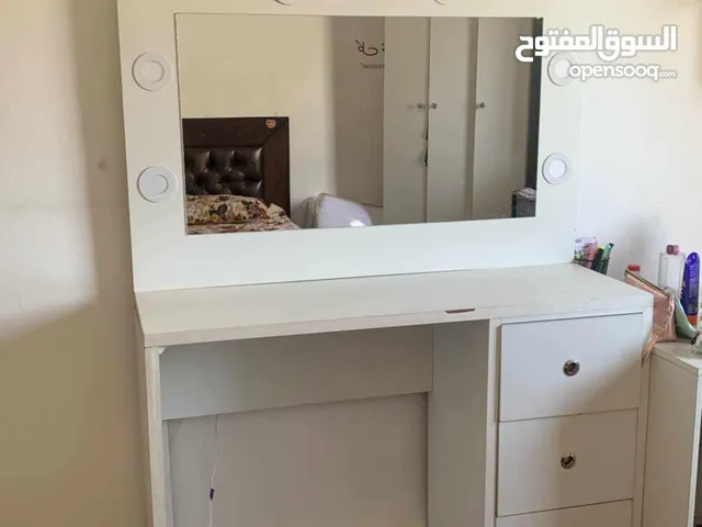 مكتب لون ابيض ب سعر 60 د فقط