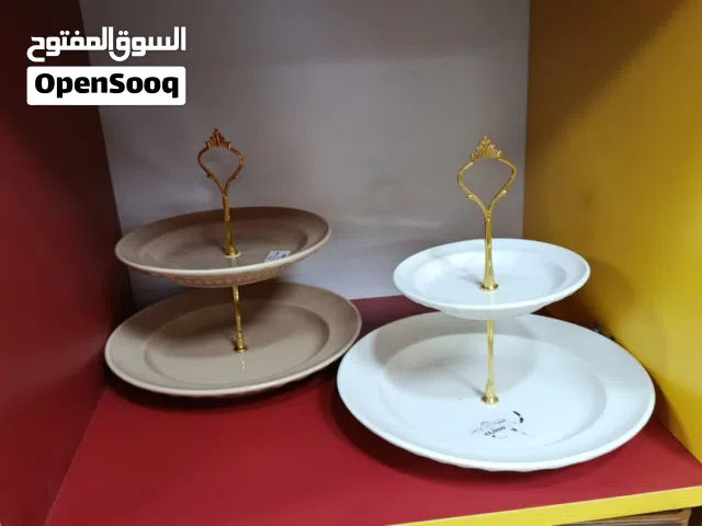 هذا المنتج عبارة عن حامل كيك وحلويات (شيالة) من البورسلين،