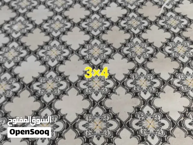 أثاث المنزل (السجاد، المراتب والوسائد، أجهزة التلفزيون، طاولات التلفزيون، إلخ).