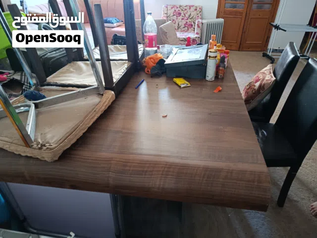 طاولة اكل مع اربع كراسي