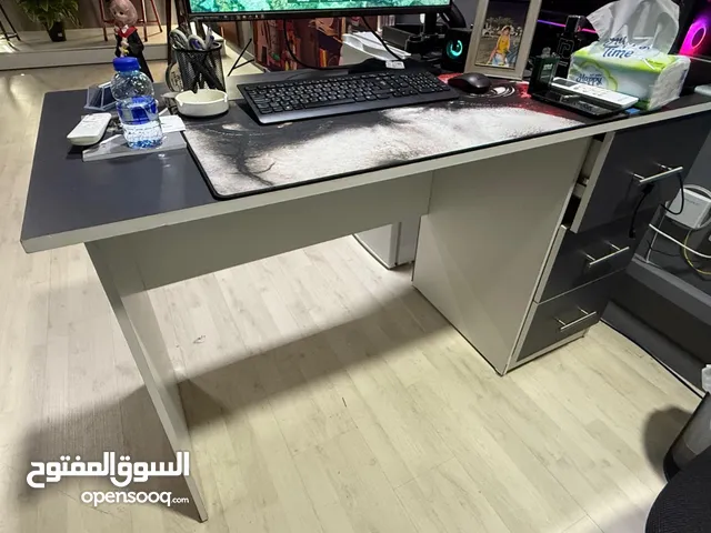 مكتب و خزانة رفوف وخزانة ارضية وكرسي مكتب وسارية علم
