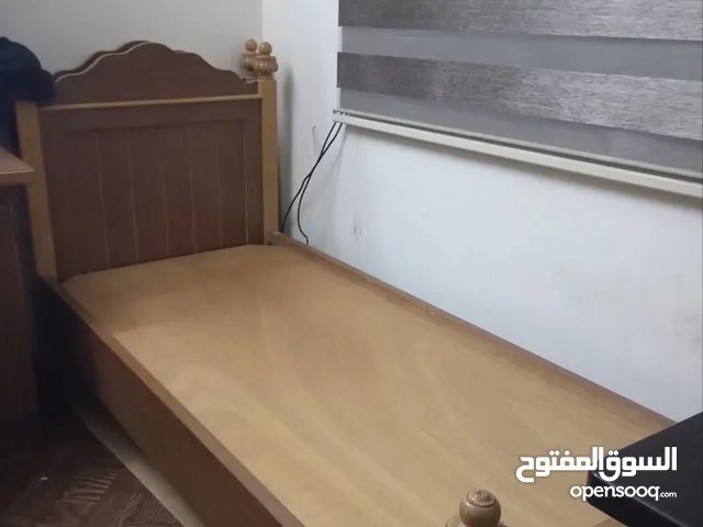 للبيع سرير خشب مفرد بحالة ممتازة