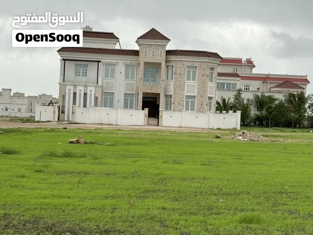 فيلا راقية جديدة للإيجار اليومي في مربع (د) – صحلنوت، في ولاية صلالة بمحافظة ظفار.