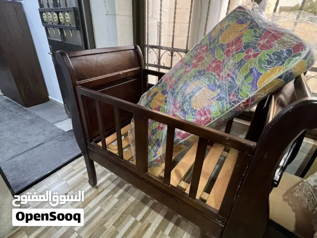 تخت أطفال مع الفرشة الخاصة به