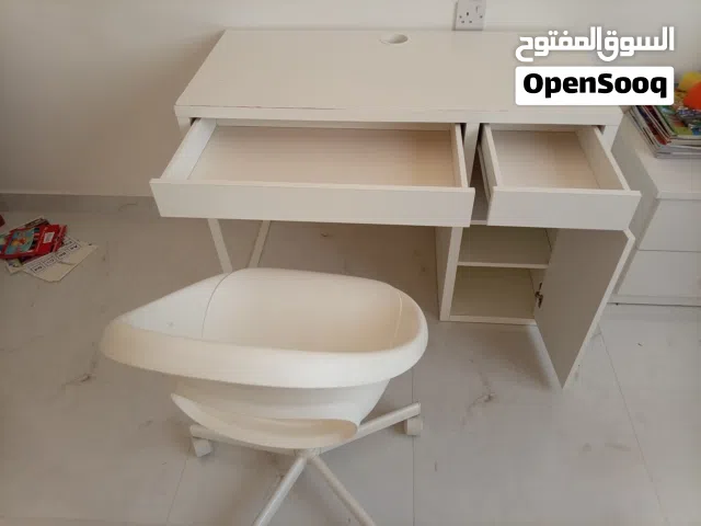 مكتبين من إيكيا للبيع مع كراسيهما .