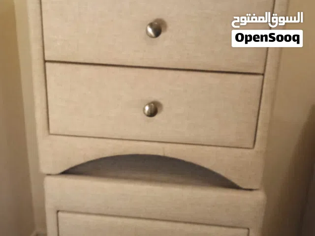 طاولتين و هيكل سرير للبيع