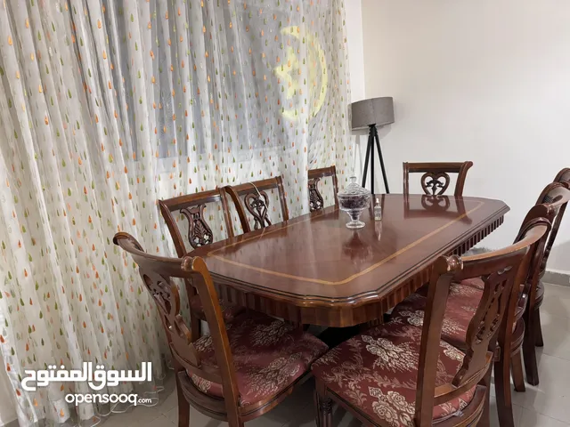 طاولة سفره مع 8 كراسي بحالة ممتازه وكنب 7 مقاعد بحالة ممتازه وطاوله وسطيه وطاولتين جنب