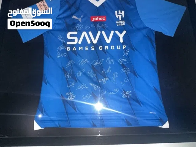 للبيع تيشرت الهلال ويوجد على التيشرت تواقيع لاعبين حقيقيه