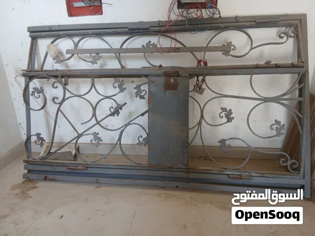 السلام عليكم متوفر باب الحديد فردين بي حل جيد طول2.4/عرض.125.باب يبي قفل فقط.