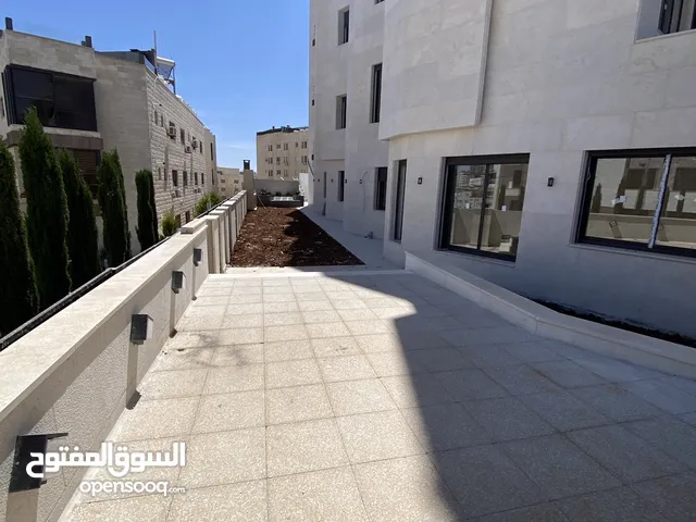 شقة فاخرة شبة ارضية 250م داخلي و 200م خارجي في اجمل مناطق طريق المطار قرية النخيل 4 غرف نوم 2 ماستر