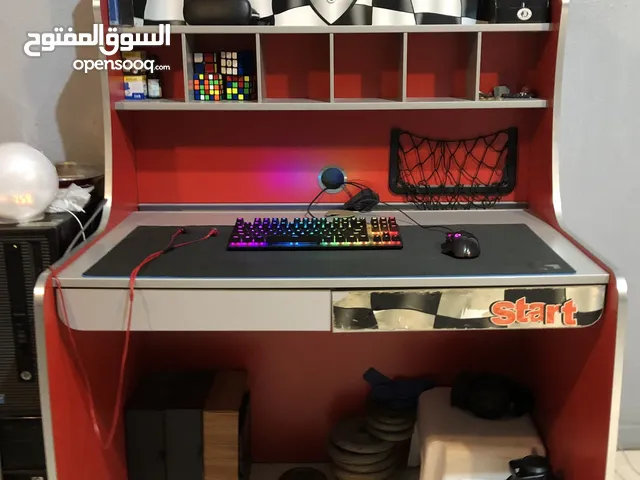 Desk in excellent condition