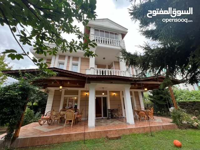 350m2 5 Bedrooms Villa for Sale in Trabzon Yomra