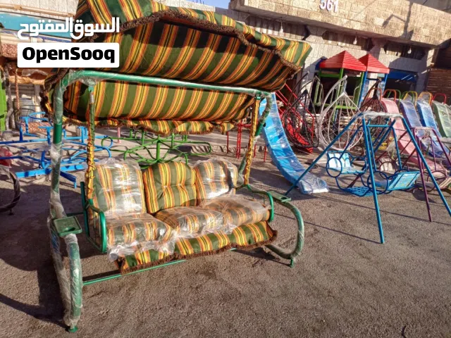 العاب اطفال ومقاعد حدائق