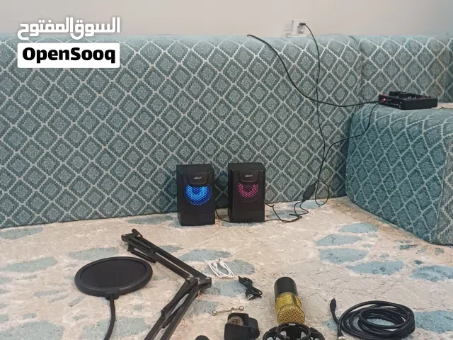 مايكروفون مع ستانده ومعداته كامله ومع مكبرات صوت 2