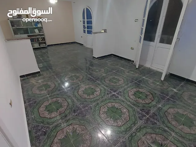 شقة كبيرة 3 غرف، دور أول، 2 مدخل، مساحة 160 متر، تشطيب ممتاز