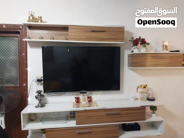 رفوف خشبية كبار مع طاولة وسط خشب لاتيه لون ابيض مع خشبي مميز جدا اللون مع ضرف كبيرة