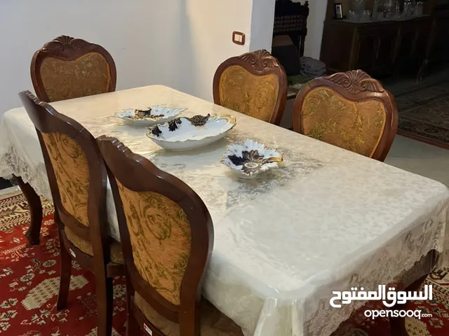 طاوله اكل ب اللون البني الفاتح